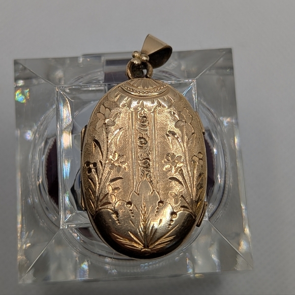 Jewelry - Floral Gold Locket Pendant